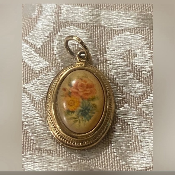 MAKE AN OFFER 🍒 Vintage Costume Avon Flower Pendant #9107 - Picture 6 of 6